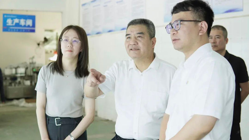 省供銷(xiāo)社黨委委員、監(jiān)事會(huì)主任童日暉到石原金牛生物公司調(diào)研