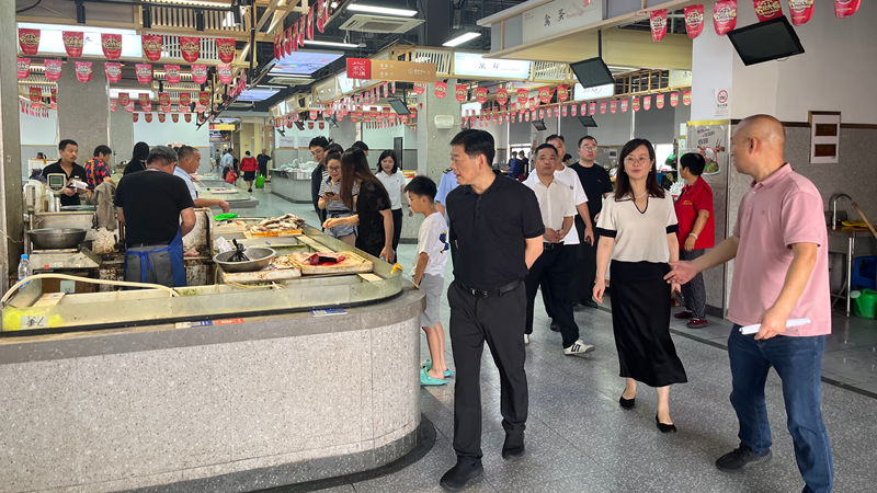 錢塘區(qū)領(lǐng)導(dǎo)赴浙農(nóng)市集河莊農(nóng)貿(mào)市場(chǎng)開(kāi)展夏季安全檢查